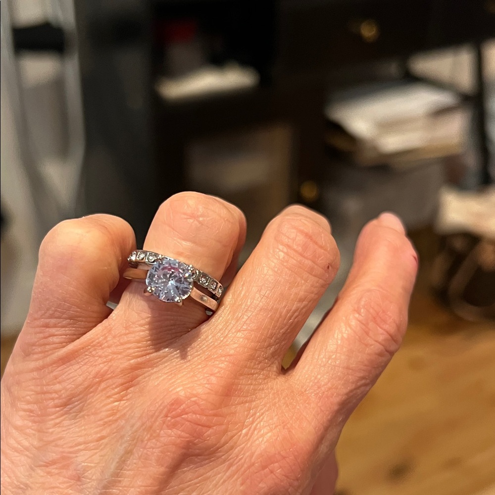 Stunning Silver Ring with Clear Stone